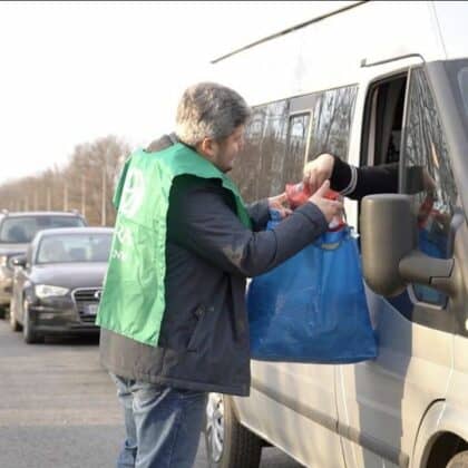 ADRA providing essential items to refugees at Romanian border. PC: ADRA Romania, 2022.